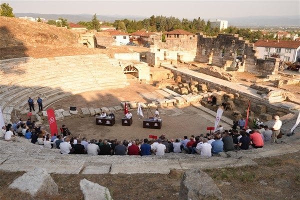Düzce Belediye Meclisi tarihinde bir ilke imza attı, belediye meclis