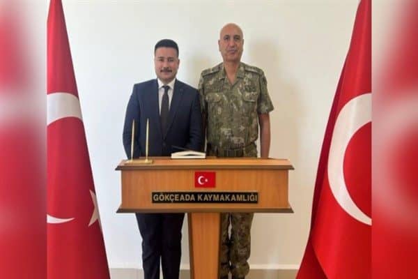 2. Kolordu Komutanı Tümgeneral Rasim Yaldız, Gökçeada Kaymakamı Osman Acar’ı