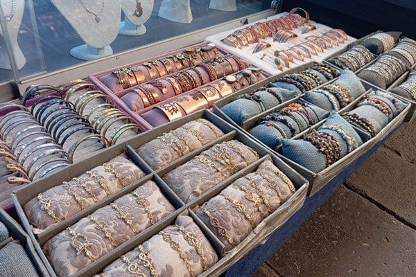 Tarihi Hasanpaşa Hanı’nda 40 yıldır doğal taş işleyerek takı tasarımı