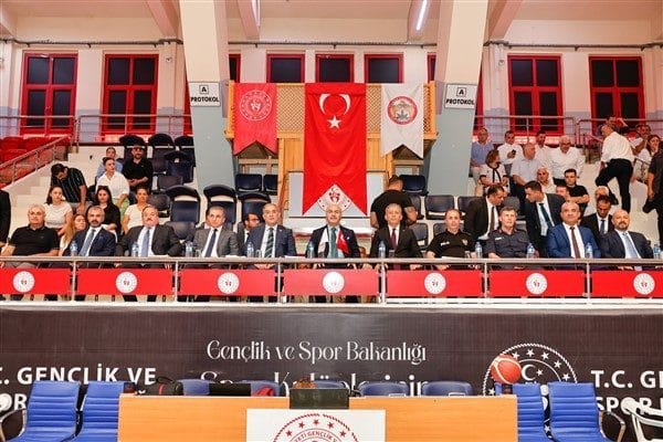 Adnan Menderes Spor Salonu’nda gerçekleştirilen programa Adana Alparslan Türkeş Bilim