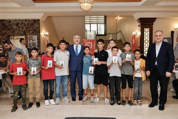 Programda konuşan Vali Köşger, öğrencilerin sadece bilgi edinmekle kalmayıp aynı