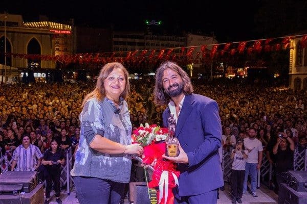 Afyonkarahisar Belediye Başkanı Burcu Köksal, Koray Avcı'ya çiçek takdim etti.