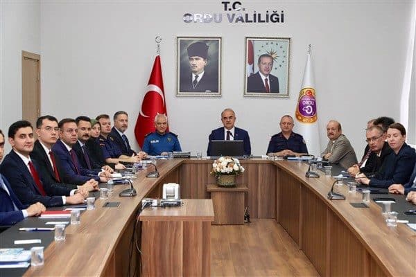 Valilik Toplantı Salonu'nda gerçekleştirilen toplantıya, Vali Yardımcısı Ayhan Durmuş, İlçe