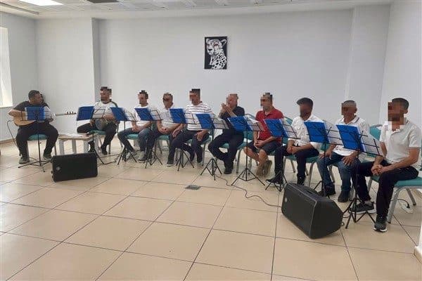 Bağımlılıkla mücadelede sanatın iyileştirici gücüne dikkat çekilen etkinlikte, müzik aracılığıyla