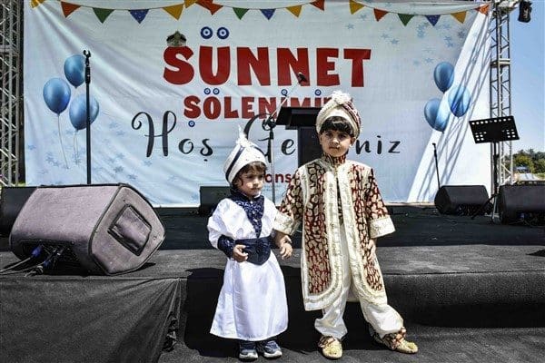 Altınpark’ta düzenlenen şölende Ankara Büyükşehir Belediyesi’nin hediyesi olan sünnet kıyafetlerini