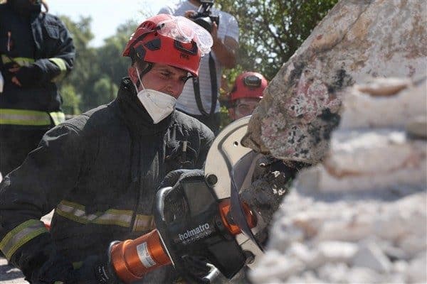 Antalya Büyükşehir Belediyesi İtfaiyesi, AFAD’la işbirliği içerisinde, Döşemealtı ilçesine bağlı