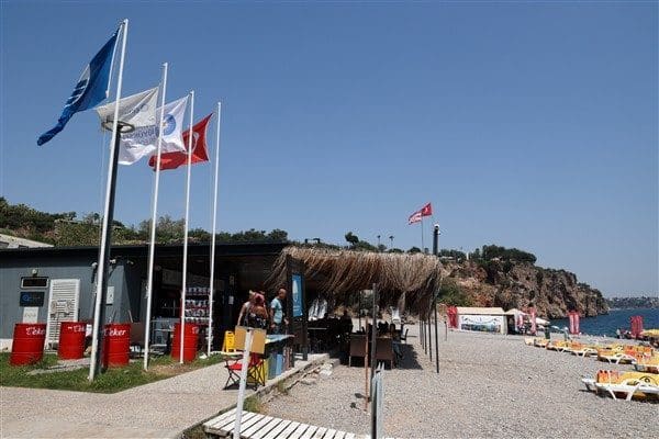Antalya Büyükşehir Belediyesi, plajlarında vatandaşın refahına yönelik sunduğu hizmetleriyle, Antalyalılardan