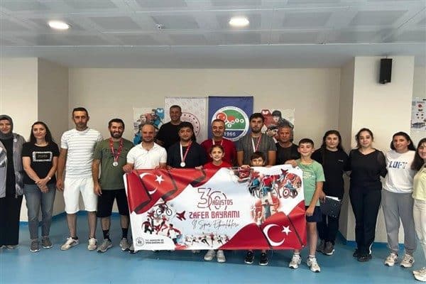 Turnuva sonunda dereceye giren sporcular şu şekilde sıralandı: Hüseyin Can
