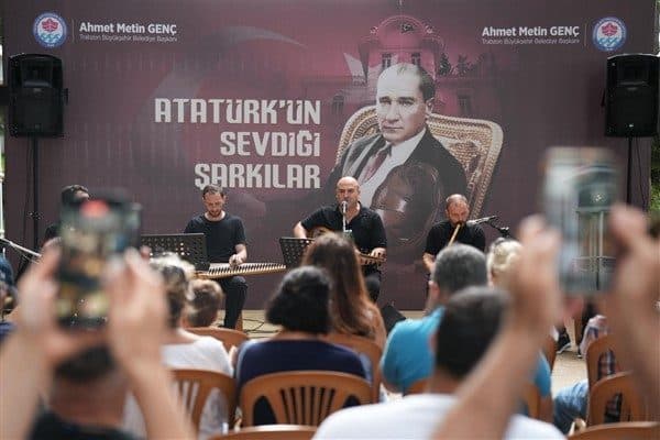 Gazi Mustafa Kemal Atatürk’ün vasiyetinin bir bölümünü kaleme aldığı Atatürk