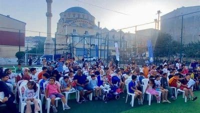 Etkinlik alanında kurulan ikram stantlarında tatlar sunulurken,  masal kitaplarından bez