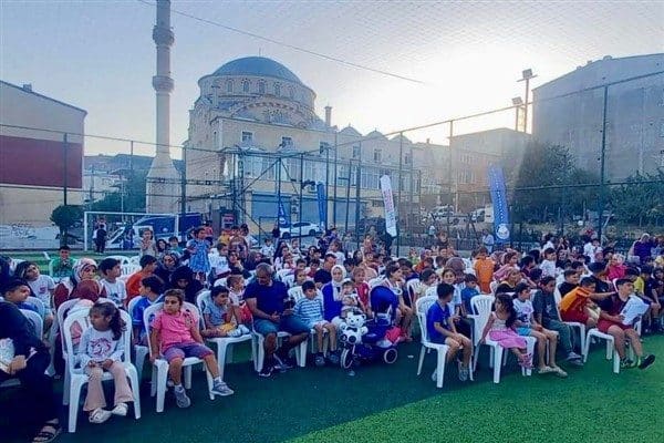 Etkinlik alanında kurulan ikram stantlarında tatlar sunulurken,  masal kitaplarından bez