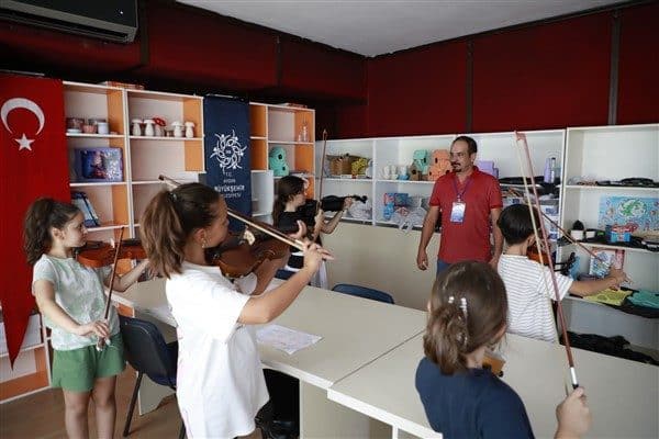 Keman kursları, ücretsiz olarak sunuluyor. Sanatın çocukların gelişiminde büyük rol