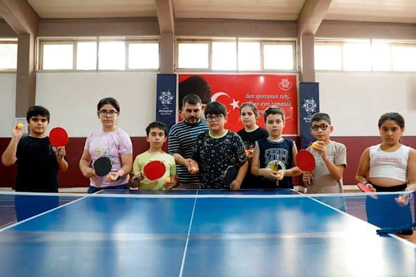 Aydın Büyükşehir Belediyesi’nin yaz kursları kapsamında düzenlediği masa tenisi eğitimleri