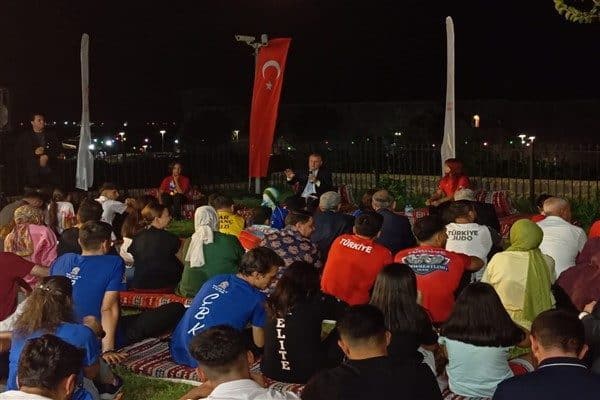 Konuşmasında okul yıllarına da değinen Bakan Bak, gençlere yönelik tavsiyelerde