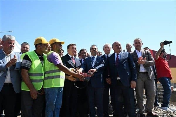 Bakan Kacır, il programı kapsamında gittiği Erzincan’da bir dizi programa