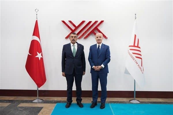 YÖK Başkanlığı binasında gerçekleşen ziyarette Bakan Tekin, Özvar’ı yeni dönemi
