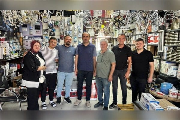 Konya Büyükşehir Belediye Başkanı Altay, şehir merkezinde esnaf ziyareti gerçekleştirdi.