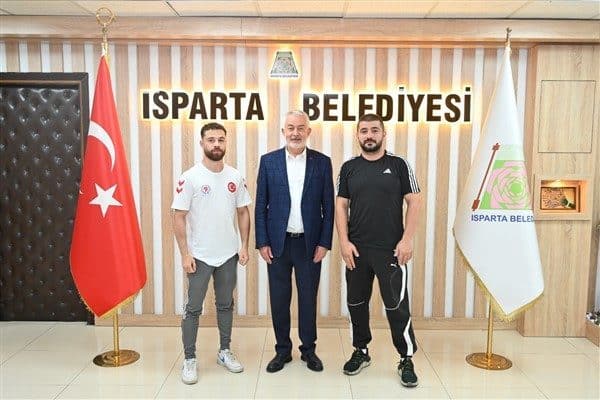 Gerçekleştirilen ziyarette milli boksçu Oyan’ın bugüne kadar aldığı başarılar ve