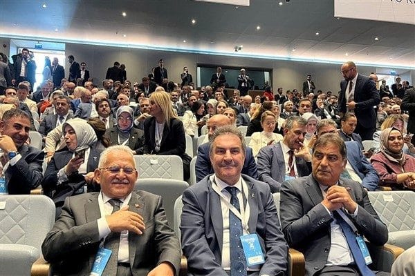 Saygı duruşunda bulunulması ve İstiklal Marşı’nın okunmasıyla başlayan AK Parti 24’üncü