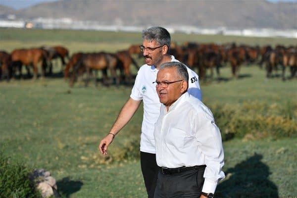 Kayseri Büyükşehir Belediye Başkanı Büyükkılıç, Hürmetçi Sazlığı’nı ziyaret ederek hem