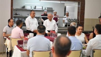 Başkan Büyükkılıç, KASKİ’nin hizmet binasında çalışmaları inceledi, personel ile öğle