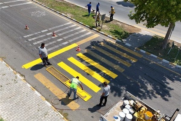 Kuşadası’nın ana arterleri ve bulvarları yapılan peyzaj düzenlemeleriyle estetik bir