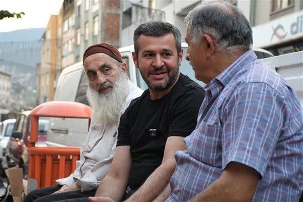 Cadde boyunca tüm esnaflarla tek tek selamlaşan Başkan Çetinkaya, vatandaşlarla