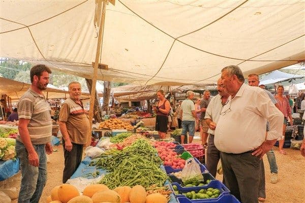 Başkan Demirhan, pazar yerinde esnaflar ve  vatandaşlarla sohbet ederek, şikayet