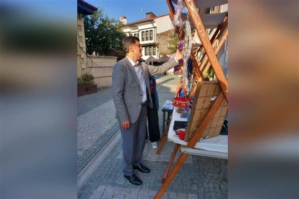 Kütahya Belediye Başkanı Eyüp Kahveci, Germiyan Sokak'ta kurulan stantları tek