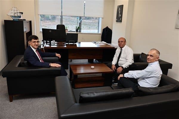 Tevfik Yamantürk ve Müşfik Hamdi Yamantürk adına teşekkür belgelerini temsili