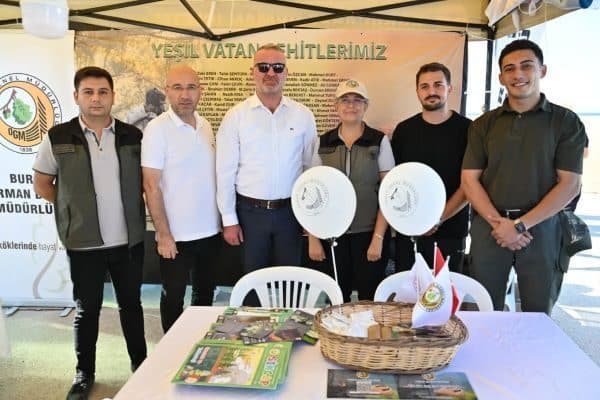 AK Parti İlçe Başkanı Gültekin Saygısever ile birlikte standa gelen