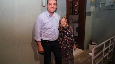 Başkan Köse, ziyarette Ayşe teyzenin yaşam koşullarını inceleyerek kendisine iletilen