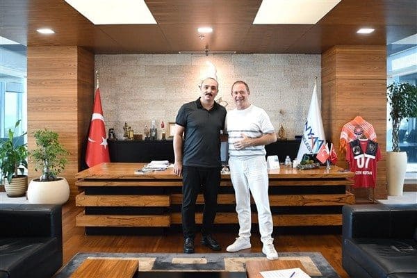 Başkan Kotan, Konyaaltı’nda gerçekleştirdikleri sanat çalışmalarını ve planladıkları projeleri Ezgü’ye