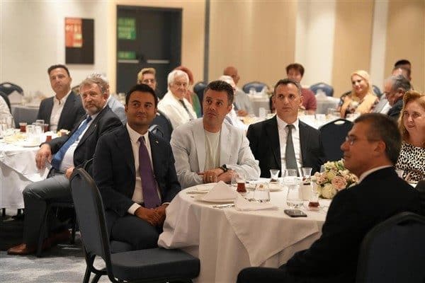 Yemekte konuşma yapan Başkan Sarıkurt, komutanlara şehre yaptıkları değerli katkılardan