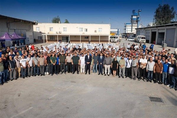 Kilit parke, taş, kaynak ustaları, vinç operatörleri gibi yaklaşık 400