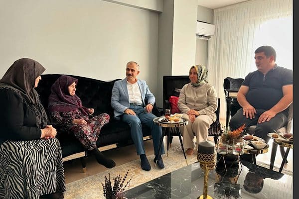 Çayırova Belediye Başkanı Çiftçi, ilçe sakinlerini ziyaret ediyor.  Dün yapılan