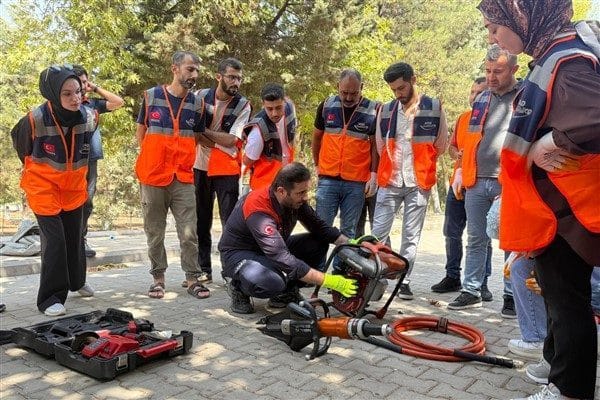 Gerçekleştirilen eğitimlerde gönüllüler; afet anında doğru hareket tarzı, temel arama-kurtarma