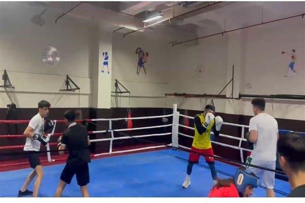 Salı, Perşembe, Cumartesi ve Pazar günleri verilen boks eğitimlerine, 10-15