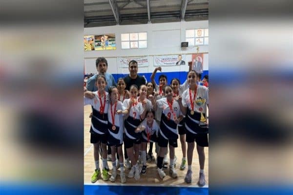 Türkiye Hentbol Federasyonu tarafından Sivas’ta düzenlenen şampiyonaya 14 kız ve