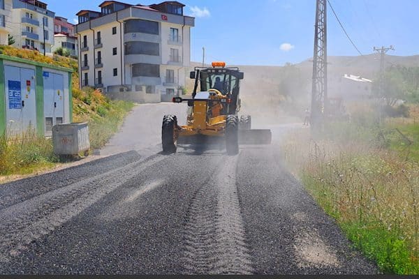 Bayburt Belediyesi Fen İşleri Müdürlüğü ekipleri, asfalt ve kaldırım çalışmalarına