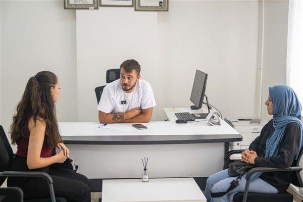 Çamdibi’ndeki merkez binada kurulan Rehberlik ve Danışmanlık Servisi, Bornova’daki tüm