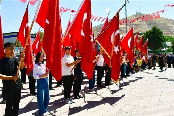 Törende, Atatürk Anıtı'na çelenk sunularak şehitler rahmet ve minnetle anıldı.