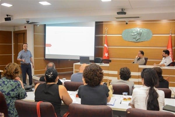 Nevzat Kavalar Kültür Merkezi’ndeki Meclis Salonu’nda gerçekleştirilen ilk kurul toplantısına,