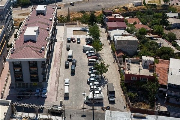 İnönü Mahallesi’nde 960 metrekarelik alanda yapılan 50 araçlık otoparkta incelemede