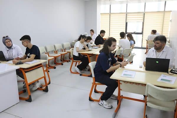 Çayırova Belediyesi Prof. Dr. Necmettin Erbakan Gençlik Merkezi’nde üniversite sınavına