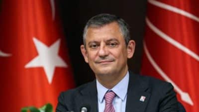 “Millet İradesine Sahip Çıkıyor” buluşmaları kapsamında Üsküdar Meydanı’nda miting düzenlendi.