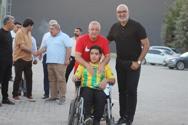 Harun Çiftçi, kulübün Mali İşler Sorumlusu Mustafa Kemal Polat ve