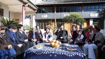 CGTN muhabiri Seçil Dong, Çin’in Yunnan eyaletinde bulunan platonun incisi olarak