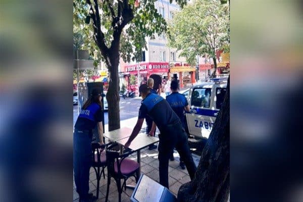 Ekipler, önceki gün gerçekleştirdiği denetimlerde kaldırımları ürünleriyle, masalarıyla veya çeşitli