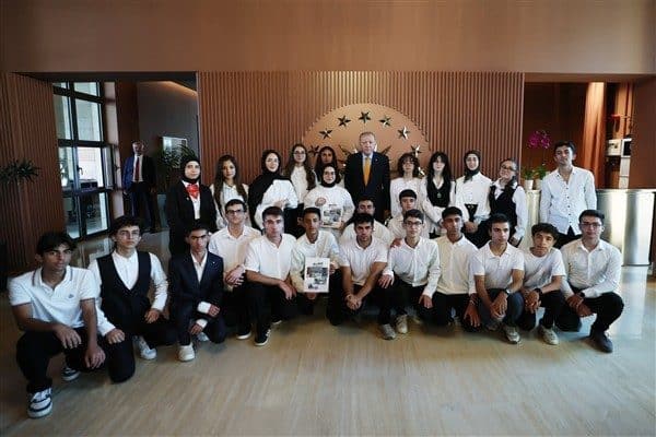 Cumhurbaşkanı Erdoğan, Türkiye'nin dört bir yanından gelen öğrencileri Ahlat Cumhurbaşkanlığı